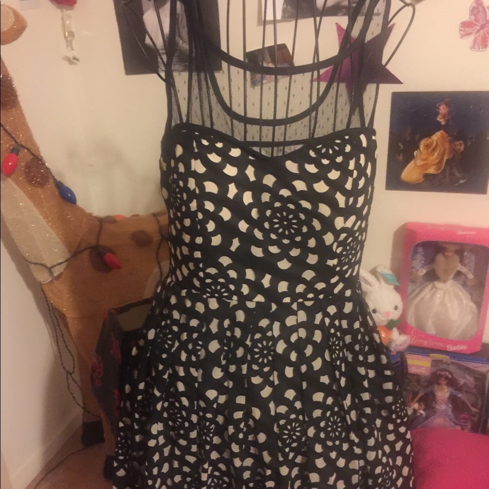 Stunning black and white party dress 🖤🎶